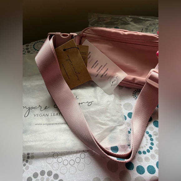 NWT- THE JULIA BAG
Pink rose fanny pack
Soft vegan leather
comes with dust bag - Picture 8 of 16